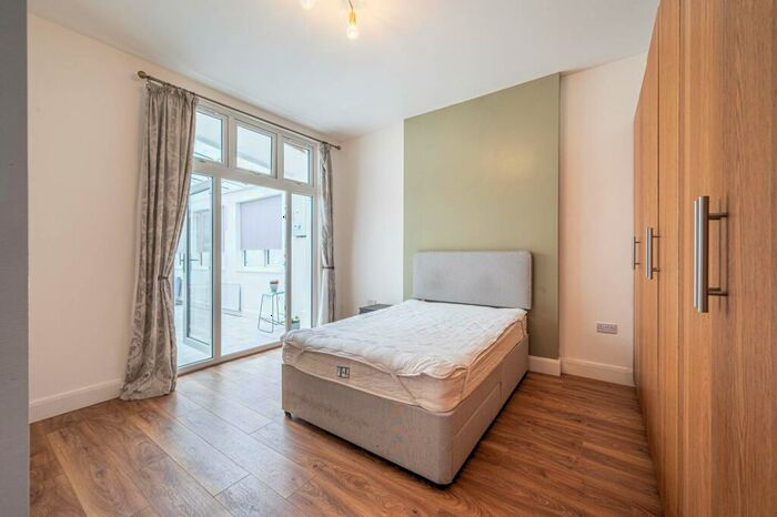 2 Bedroom Flat To Rent In Cricklewood Broadway, Cricklewood, London, NW2