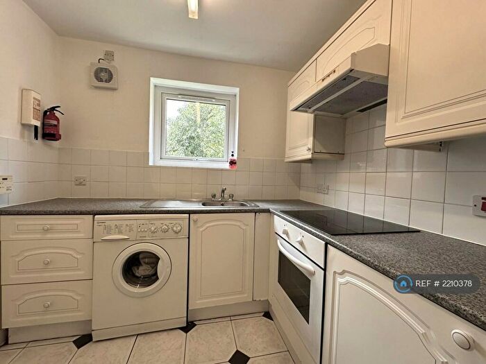 2 Bedroom Flat To Rent In Broomspring Close, Sheffield, S3