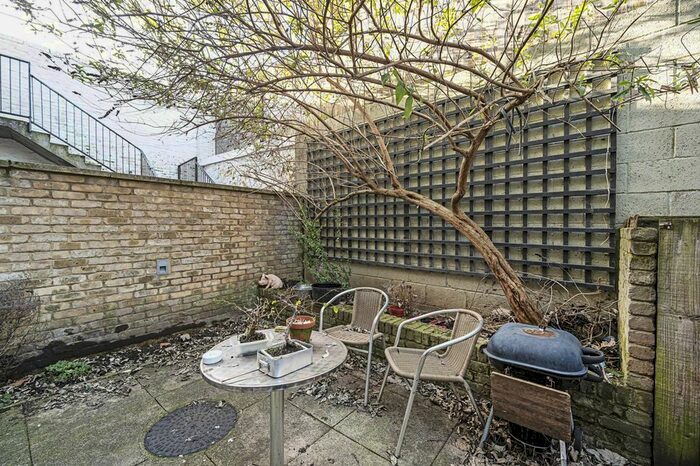 2 Bedroom Flat To Rent In Chatsworth Road, Clapton, London, E5