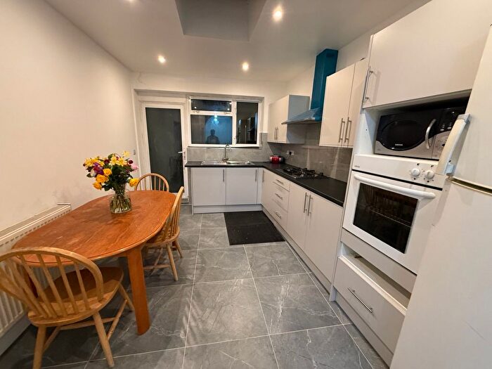 Semi-Detached House To Rent In Southall, UB1