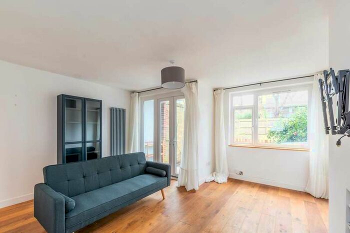 3 Bedroom Flat To Rent In Cortis Road, Putney Heath, SW15