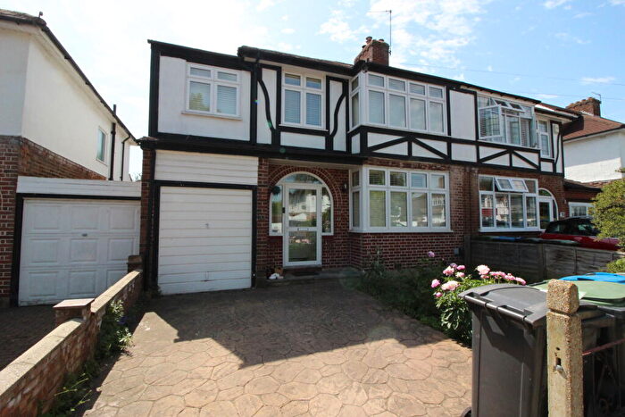4 Bedroom Semi-Detached House For Sale In Brockenhurst Avenue, Worcester Park, KT4
