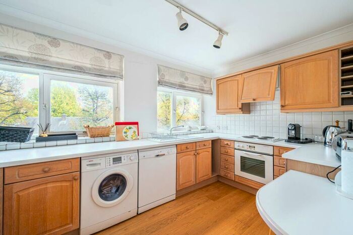 2 Bedroom Flat To Rent In Wymondham Court, St Johns Wood Park, St John's Wood, London, NW8