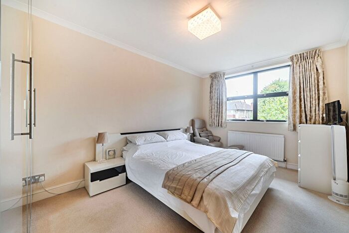 2 Bedroom Flat For Sale In Lyonsdown Road, East Barnet, Barnet, EN5