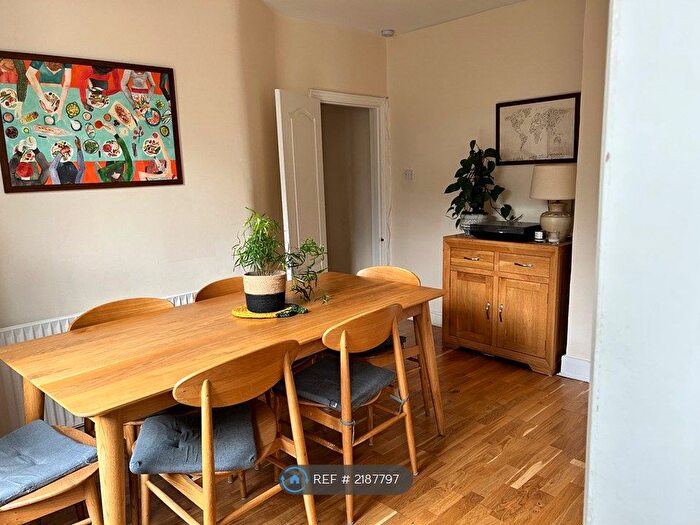 2 Bedroom Maisonette To Rent In Oxford Avenue, London, SW20