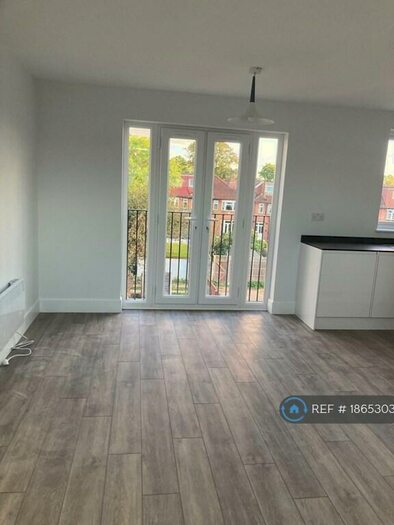 3 Bedroom Flat To Rent In West Barnes Lane, New Malden, KT3