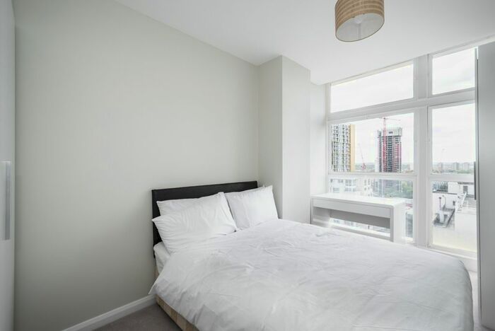 3 Bedroom Flat To Rent In Metro Central Heights, Elephant And Castle, SE1