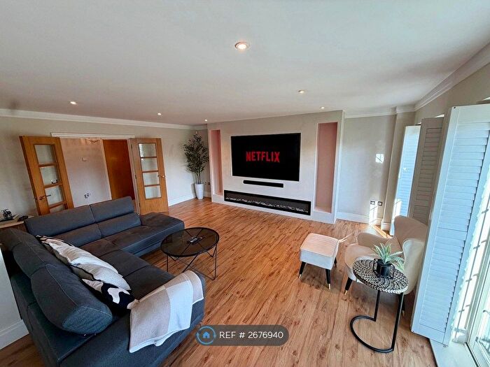 3 Bedroom Flat To Rent In West Common Road, Bromley, BR2