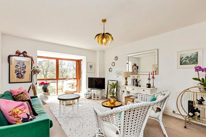 1 Bedroom Flat For Sale In Commonwealth Drive, Crawley, West Sussex, RH10