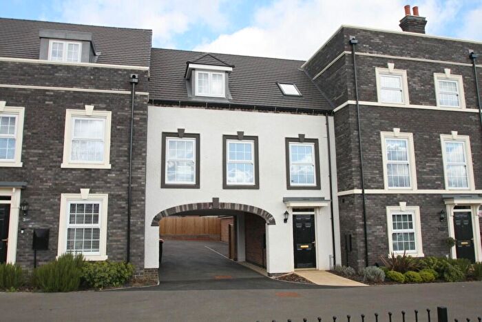 2 Bedroom Coach House To Rent In Aberdeen Place, Bedford, Bedfordshire, MK40