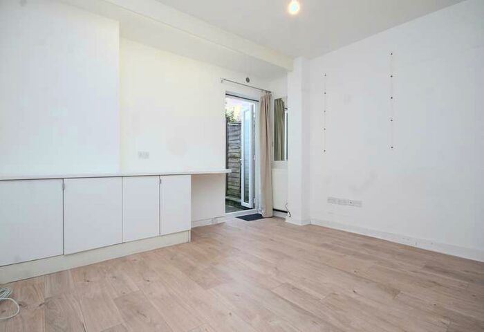 1 Bedroom Studio Flat To Rent In The Grove, Finchley, N3