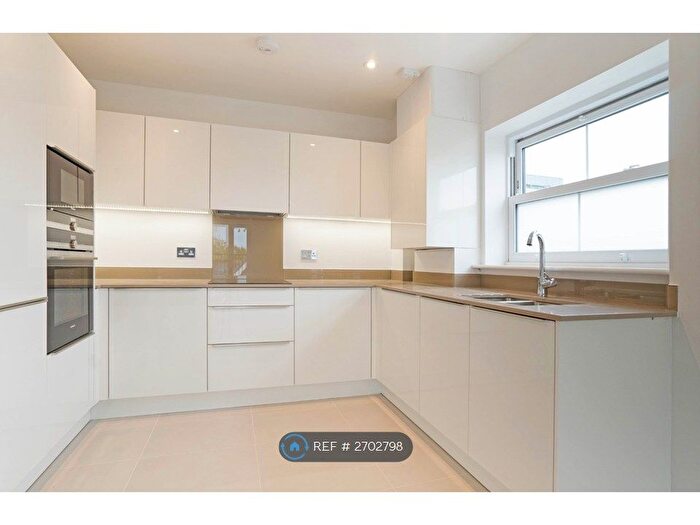 2 Bedroom Flat To Rent In Royal Wells Park - Emerald House, Tunbridge Wells, TN4