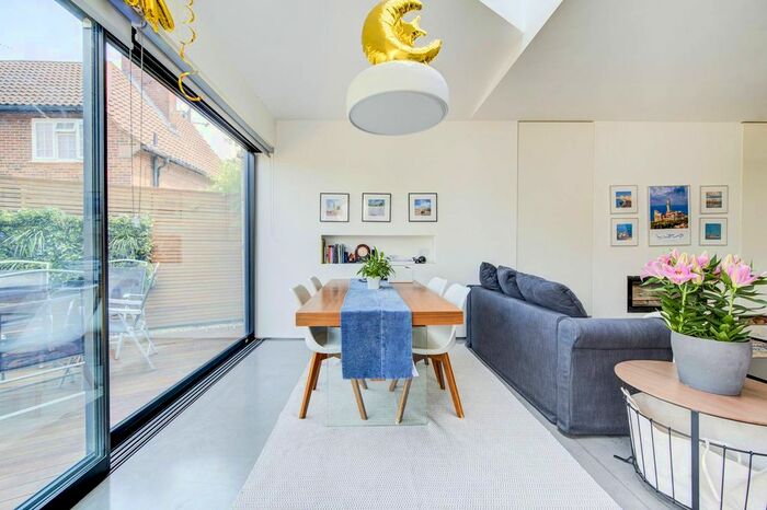 3 Bedroom Flat To Rent In Steventon Road, Shepherd's Bush, London, W12