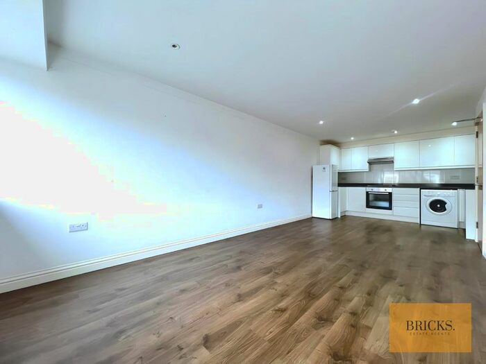 1 Bedroom Flat To Rent In A High Street, Watford, WD17