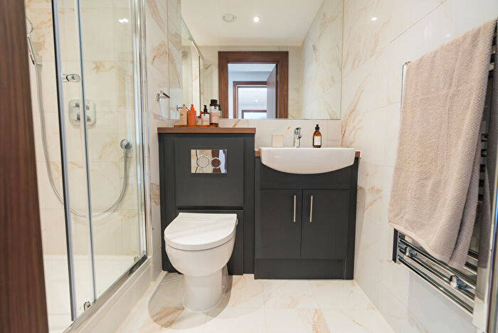 3 Bedroom Apartment To Rent In Apt, Live Oasis Merrion Street Gardens #, LS2