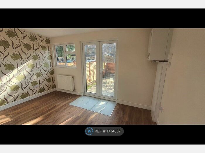 2 Bedroom Flat To Rent In De Vere Gardens, Ilford, IG1