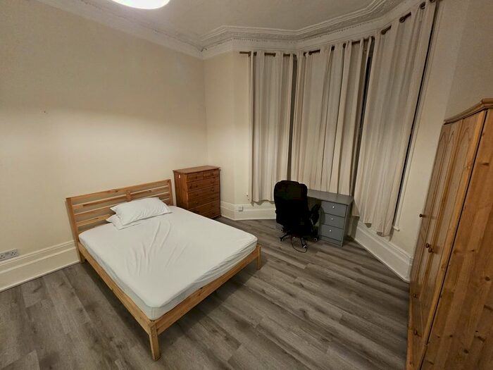 Studio To Rent In Avenue Crescent, London, W3