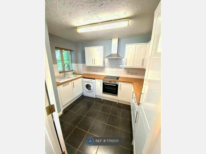 2 Bedroom Flat To Rent In Century Court, Woking, GU21