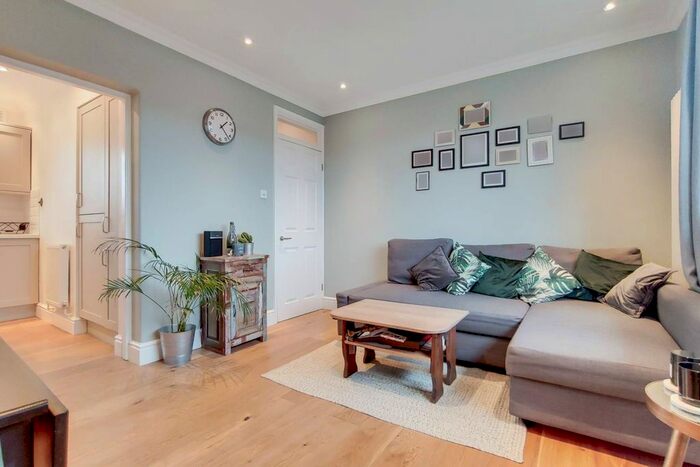 2 Bedroom Flat To Rent In Racton Road, Fulham Broadway, London, SW6