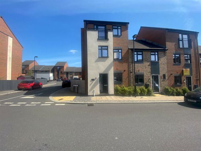 4 Bedroom Town House To Rent In Norville Drive, Hanley, Stoke-On-Trent, ST1