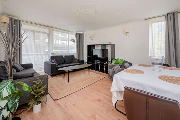 2 Bedroom Flat To Rent In The Quadrangle, W2