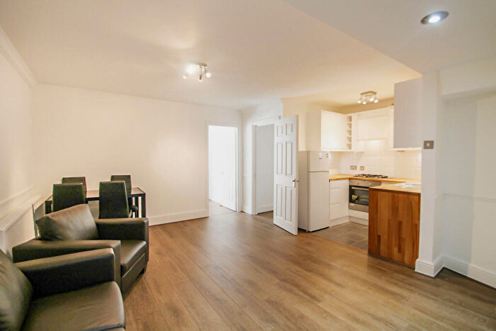 3 Bedroom Flat To Rent In Goswell Road, Clerkenwell, EC1V
