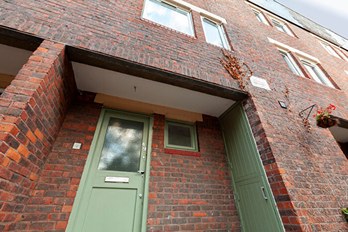 3 Bedroom Town House To Rent In Yorkshire Close, London, N16