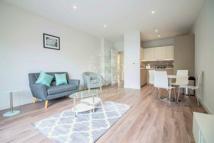 3 Bedroom Apartment To Rent In Bedroom Property In London, N4