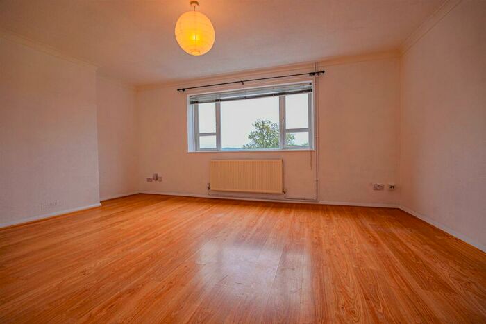 3 Bedroom Flat To Rent In Long Chaulden, Hemel Hempstead, HP1