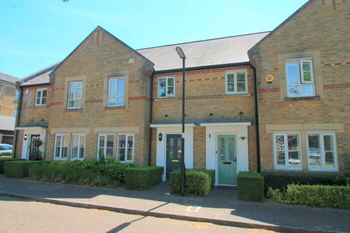 2 Bedroom House To Rent In Bedroom Terraced House In Caterham On The Hill, CR3
