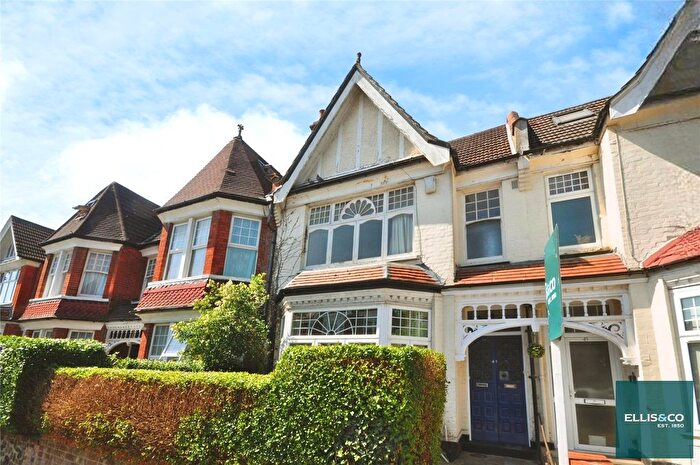 2 Bedroom Flat For Sale In Princes Avenue, Finchley, N3