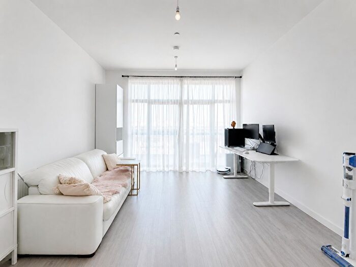1 Bedroom Flat To Rent In Farine Avenue, Hayes, UB3