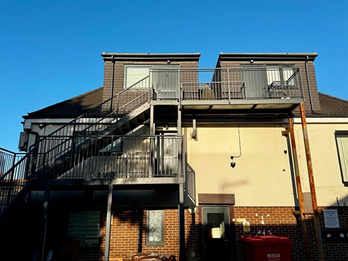 2 Bedroom Flat To Rent In Fairway Avenue, Borehamwood, WD6