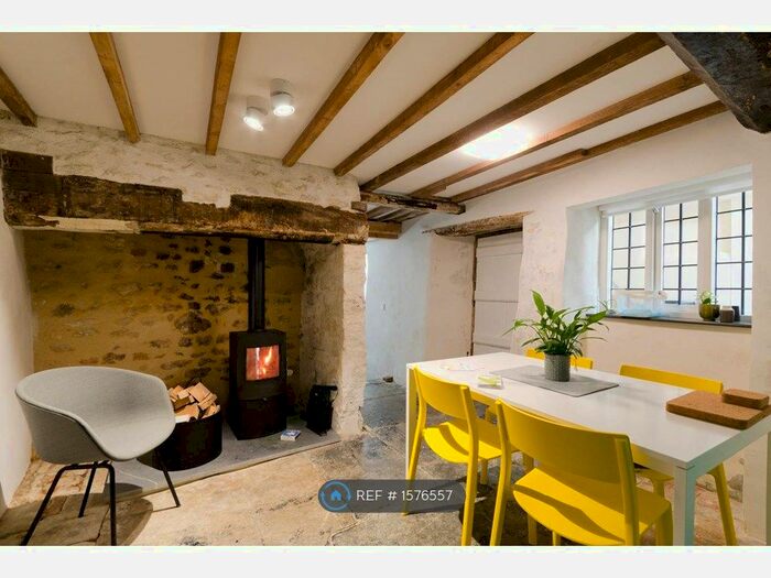 2 Bedroom Terraced House To Rent In Market Square, Crewkerne, TA18