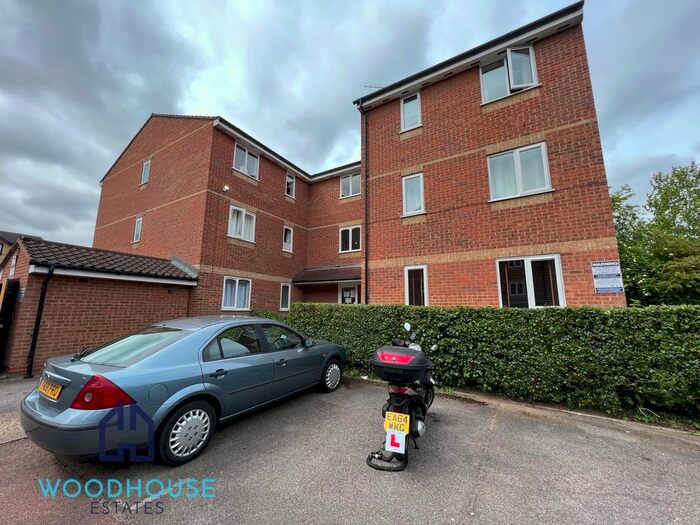 Studio To Rent In Blackdown Close, London, N2