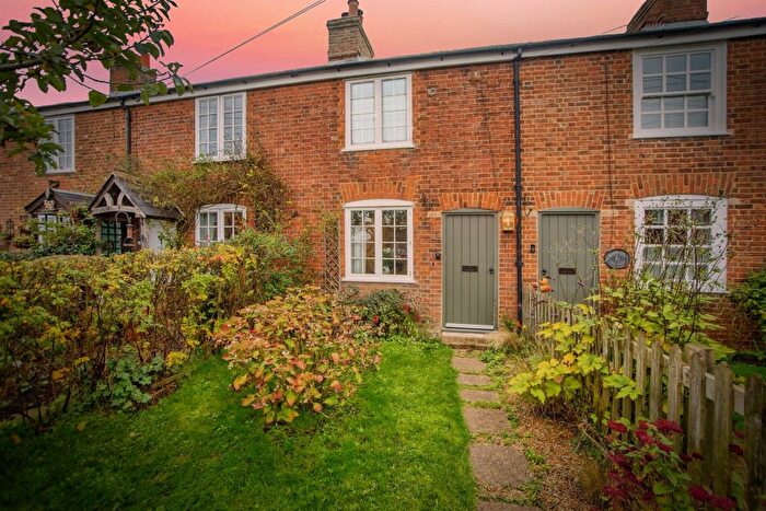2 Bedroom Cottage For Sale In Dunn Street, Bredhurst, Gillingham, ME7