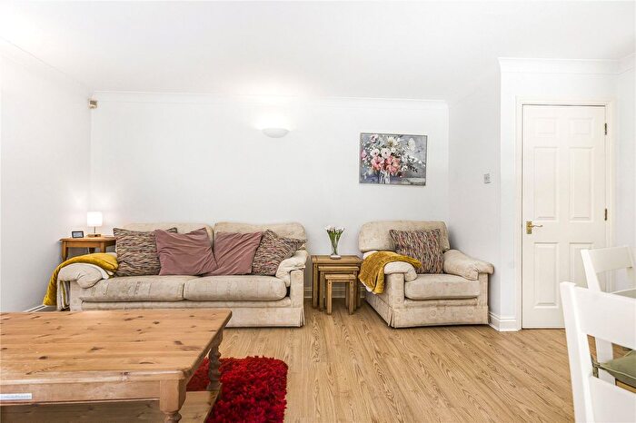 2 Bedroom Flat To Rent In Dorchester Close, Headington, OX3