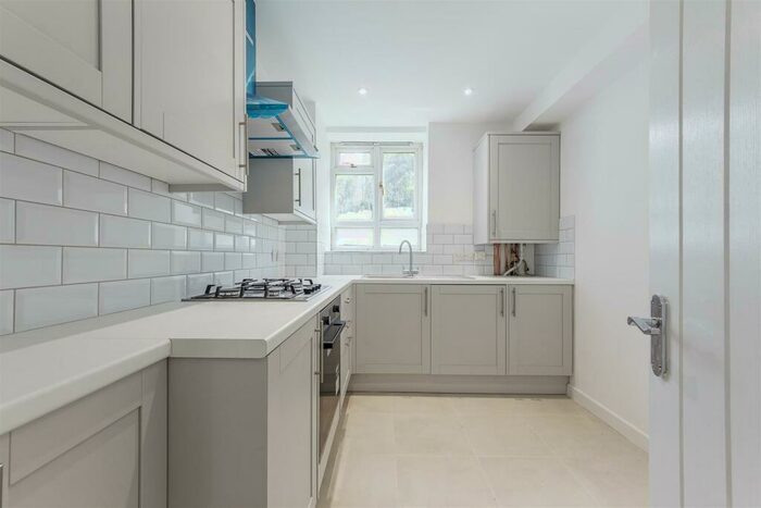 2 Bedroom Flat To Rent In Cedar Tree Grove, London, SE27