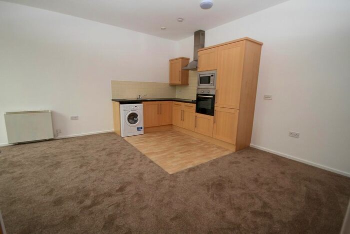 2 Bedroom Flat To Rent In Brackendale, Bradford, BD10