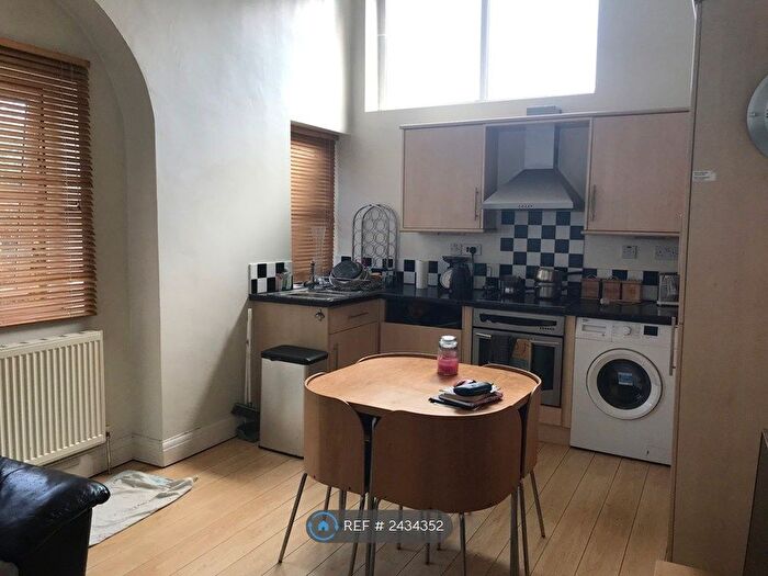 2 Bedroom Flat To Rent In Queens Road, Buckhurst Hill, IG9