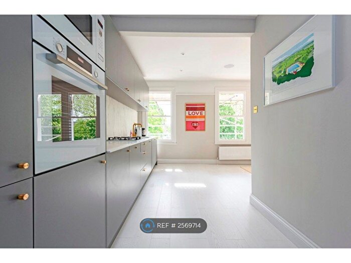 2 Bedroom Flat To Rent In Josephine Avenue, London, SW2