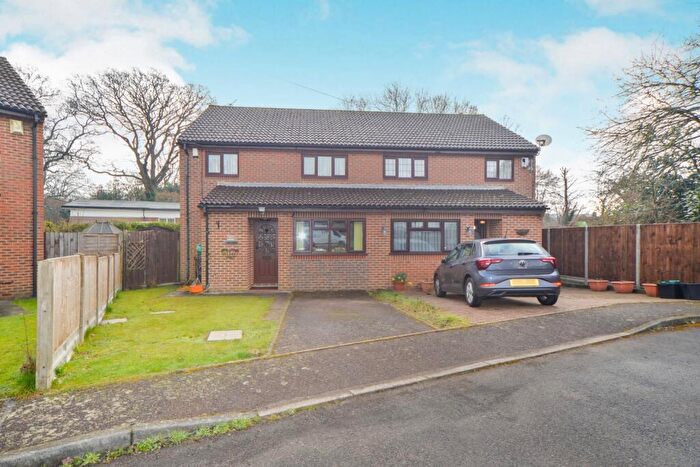 4 Bedroom Semi-Detached House To Rent In Woodview Close Orpington, BR6