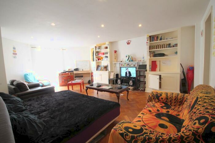 2 Bedroom Flat To Rent In Mount View Road, Stroud Green, N4