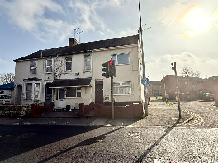6 Bedroom End Terrace House For Sale In Westcott Place, Swindon, SN1