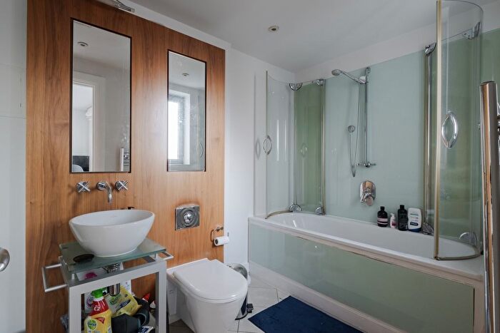 3 Bedroom Flat To Rent In Naoroji Street, London, WC1X