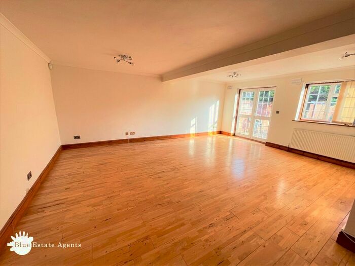 6 Bedroom Semi-Detached House To Rent In Cranford Lane, Hounslow, TW5