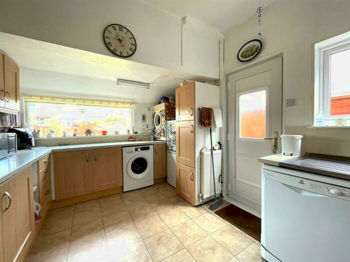 3 Bedroom End Of Terrace House For Sale In Carrington Avenue, Hornsea, HU18