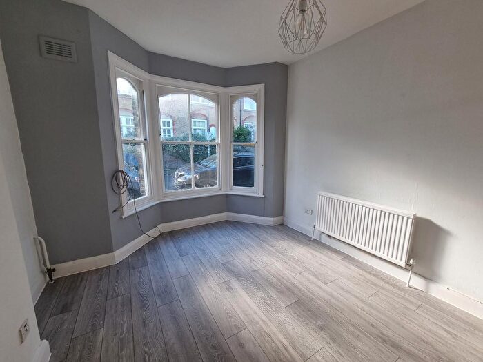 2 Bedroom Flat To Rent In Bewick Street, London, SW8