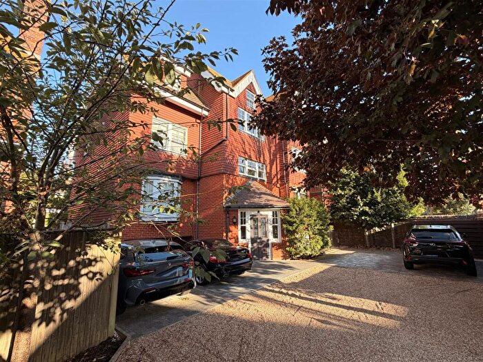 3 Bedroom Flat For Sale In Milnthorpe Road, Eastbourne, BN20