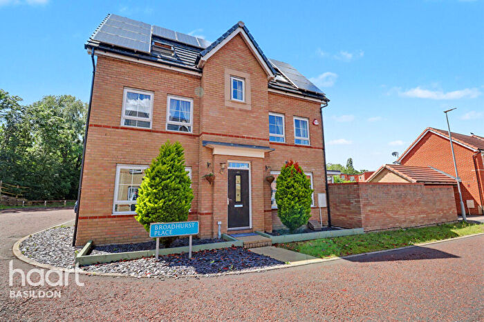 4 Bedroom Detached House For Sale In Broadhurst Place, Basildon, SS14